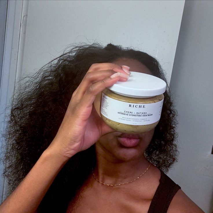 Routine Cheveux Crépus Débutante : Par Où Commencer (Guide Simple)